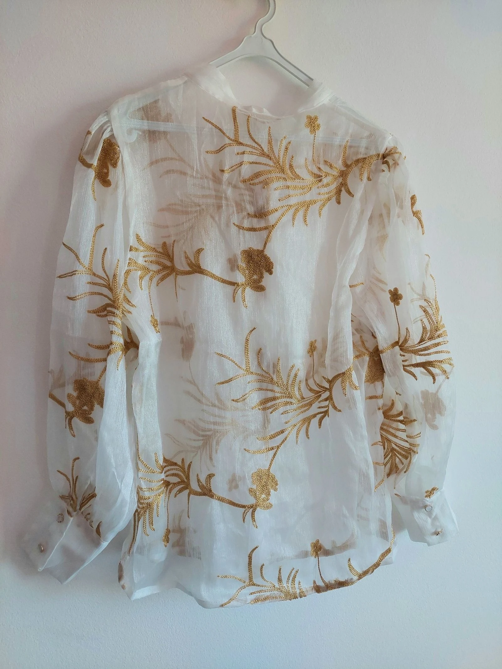 Deslumbrante Blusa Lily Rose Branca e Dourada com Pérolas – photo 9